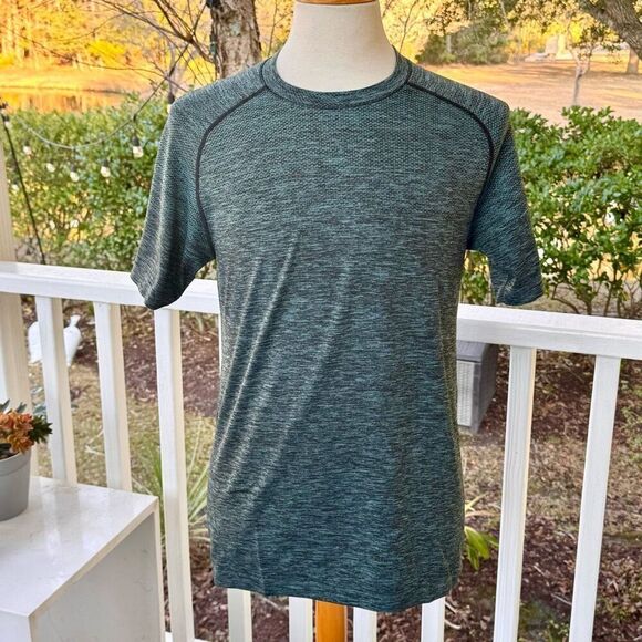 Lululemon Athletica Metal Vent Tech T Shirt. Green/black. Medium - Picture 1 of 7
